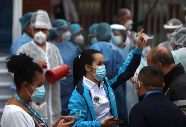 vacucion_contra_la_covid-19_en_el_hospital_de_kennedy_en_bogota_1_0.jpg