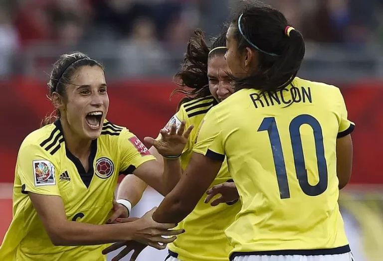 yoreli_rincon_y_daniela_montoya_en_la_seleccion_colombia_femenina.jpg