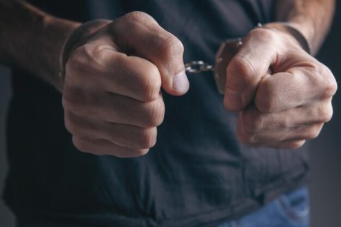 hombres-esposados-concepto-criminal_391052-7218