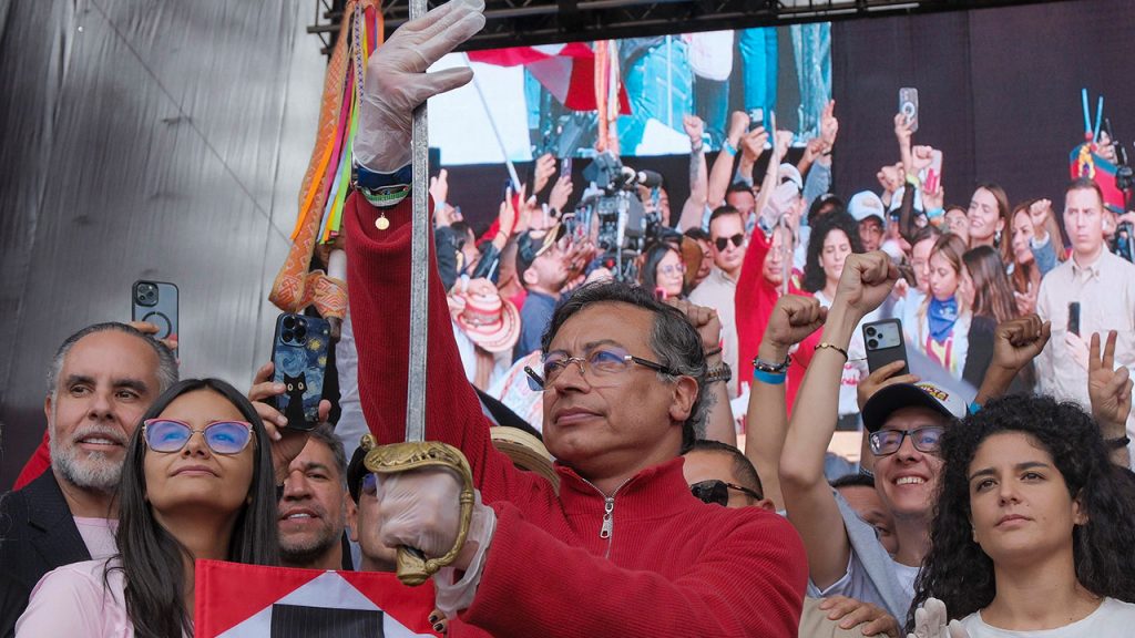 250501-09-1-de-mayo-en-la-calle-Colombia-defiende-los-derechos-de-los-trabajadores-1280