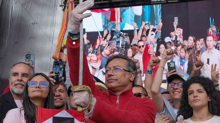250501-09-1-de-mayo-en-la-calle-Colombia-defiende-los-derechos-de-los-trabajadores-1280