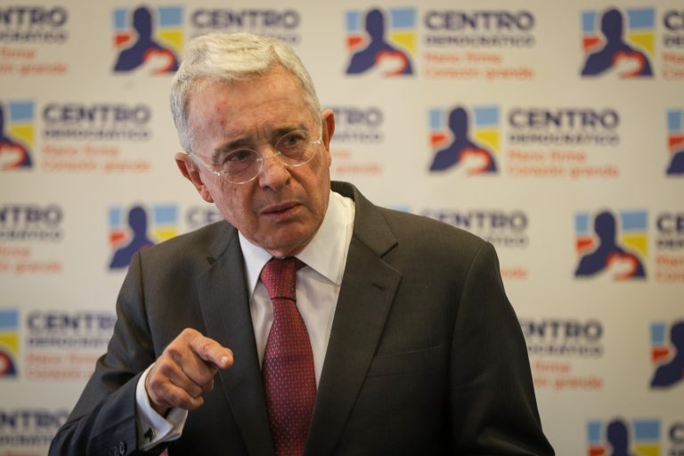 Ex presidente, Álvaro Uribe juntos a congresistas del Centro Democrático.