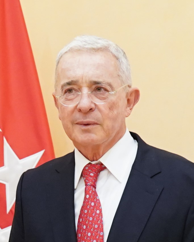 La_presidenta_Diaz_Ayuso_y_Álvaro_Uribe_(cropped)